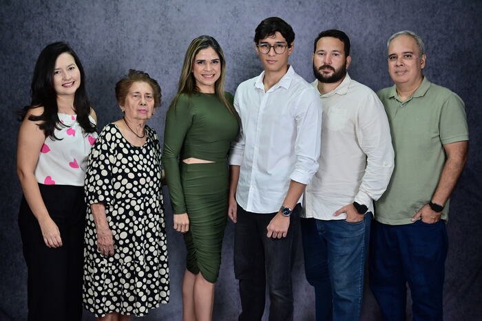 Família reunida em fundo cinza