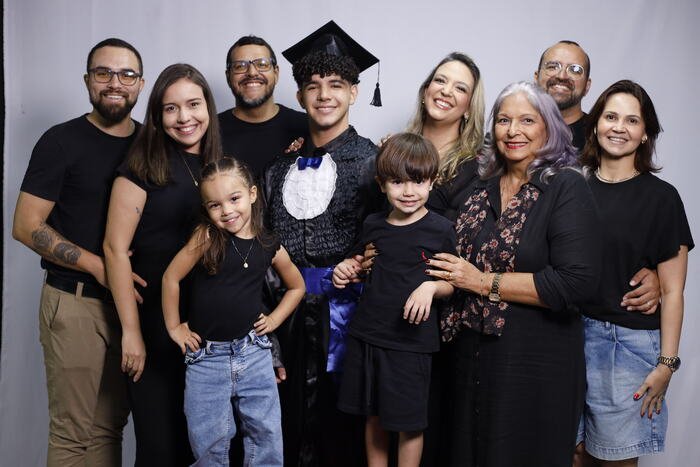 Família grande com o formando de beca