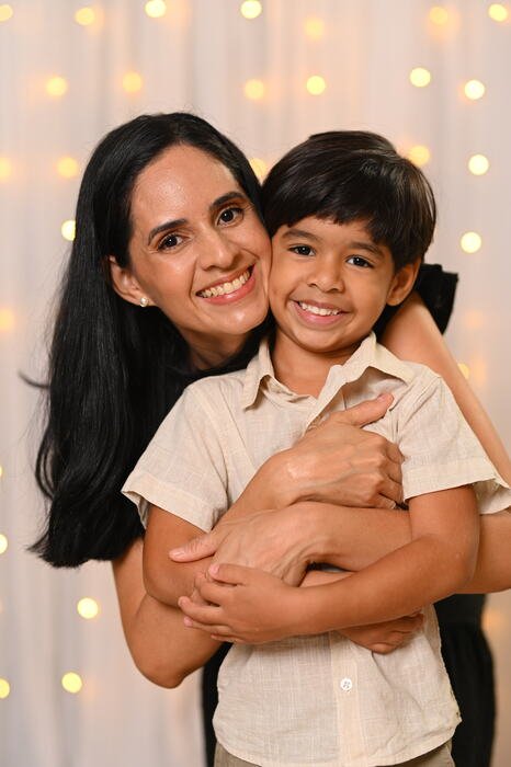 Mãe abraçando o filho